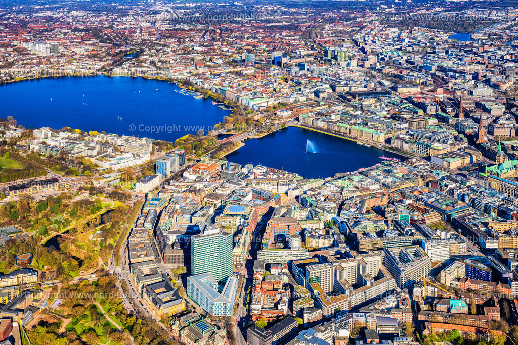 Hamburg_Alster_Jungfernstieg_Mitte_ELS_4916060425 | HAMBURG 06.04.2025 Stadtzentrum im Innenstadtbereich am Ufer der Alster im Ortsteil Altstadt in Hamburg, Deutschland. // The city center in the downtown area on lake side of Alster in the district Altstadt in Hamburg, Germany. Foto: Martin Elsen