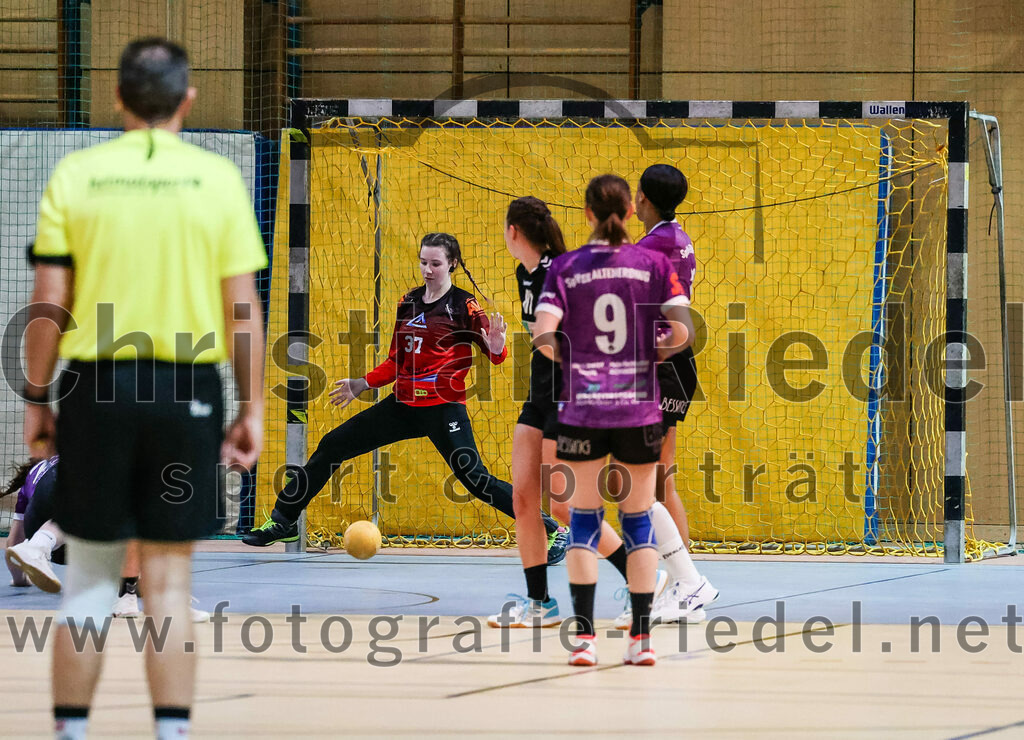 2024-01-27_052_SpVgg_Altenerding_gegen_HSG_Schwab-kirchen | Erding, Deutschland, 27.01.2024:
Handball, Bezirksoberliga Frauen Altbayern 2023 / 2024, 12. Spieltag, SpVgg Altenerding gegen HSG Schwab/kirchen, Endergebnis: 39:28

Torfrau Lisa Marie Dörnhofer (HSG Schwab/kirchen, #37), Julia Kranich (SpVgg Altenerding, #9), Nikayla Alston (SpVgg Altenerding, #11)

Foto: Christian Riedel / fotografie-riedel.net