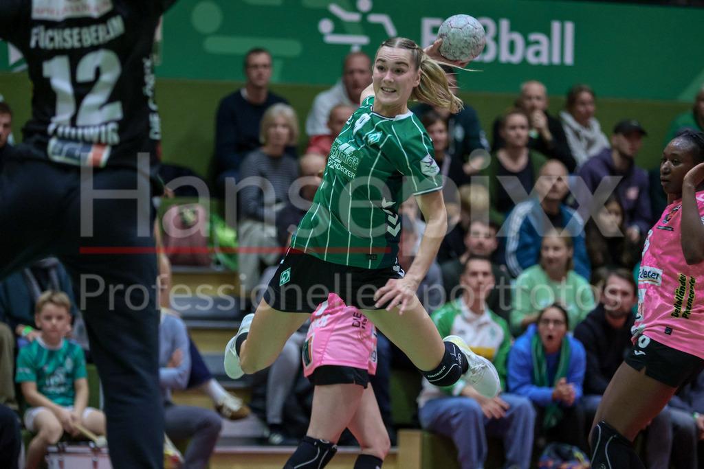 Handball, 2. Bundesliga Frauen, SV Werder Bremen - Füchse Berlin | Luca Schumacher (SV Werder Bremen, 9) beim Wurf, am Ball, Spielszene, Aktion, Action