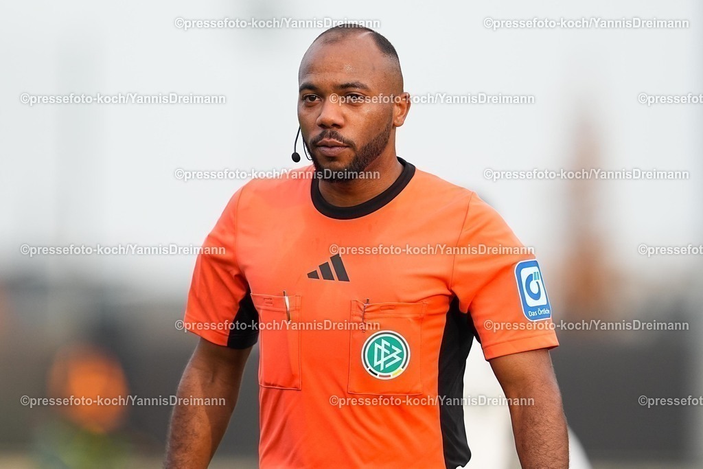 xYDRx13112501105 | 13.11.2025, xydrx, Fußball, Testspiel, Borussia Mönchengladbach - NV Koninklijke Lierse SK, Fohlenplatz am Borussia-Park: Jonah Besong (Schiedsrichter)