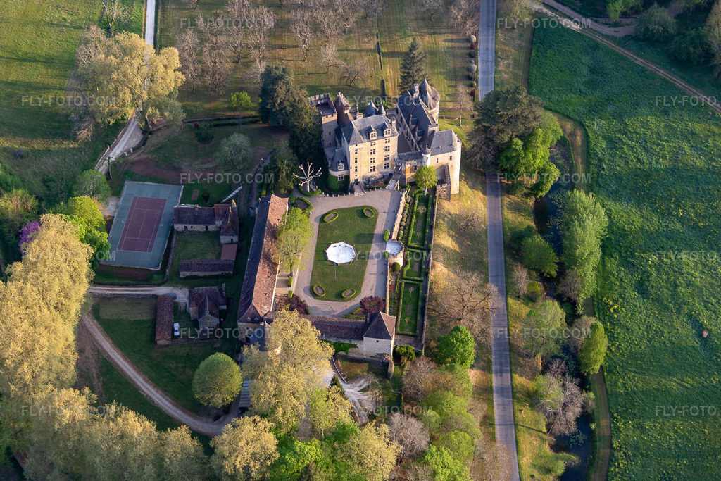 Aerial view: Castle Park of Chateau de Fayrac in Castelnaud-la-Chapelle in the state Dordogne, France.Photo: IMG_113703.jpg taken on 04/20/2019 by Werner Riehm/FLY-FOTO.comResolution of the original: 5274 x 3516 px