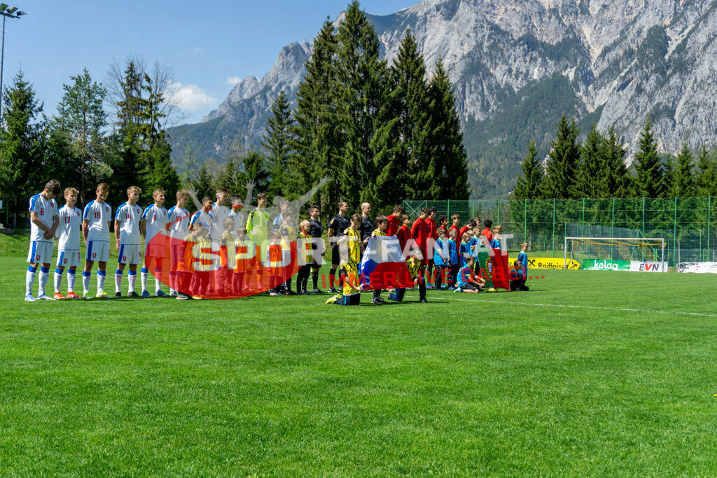 Portugal  U15 -Czech Republic U15 | Einlaufkinder ; Portugal  U15 -Czech Republic U15 am 29.04.2022 in Arnoldstein
(Sportplatz), AUSTRIA, (Photo by Ernst Krawagner sport-fan.at) - Realisiert mit Pictrs.com