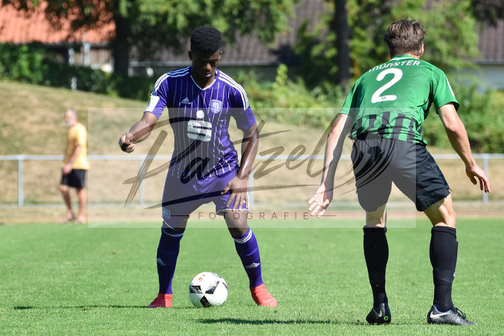 20180804_OSNSCP_0004 | Fußball, A-Junioren: Georges Baya Baya (VfL Osnabrück), links in Aktion, am Ball, Einzelaktion beim Testspiel zwischen VfL Osnabrück vs. SC Preußen Münster am 04.08.2018 im Sportpark Illoshöhe in Osnabrück, Deutschland.(Foto von Nico Paetzel) - Realisiert mit Pictrs.com