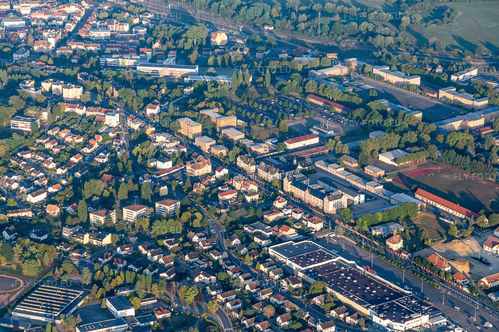 Vue aérienne: Paysage urbain du centre-ville entre le 1er Régiment d'infanterie - Quartier Rabier et le supermarché CORA à le quartier Hopital Militaire Caserne Gerome in Sarrebourg dans le département Moselle, France. Photo: IMG_117813.jpg prise le 14/09/2019 par Werner Riehm/FLY-FOTO.euRésolution de l'original: 5472 x 3648 px