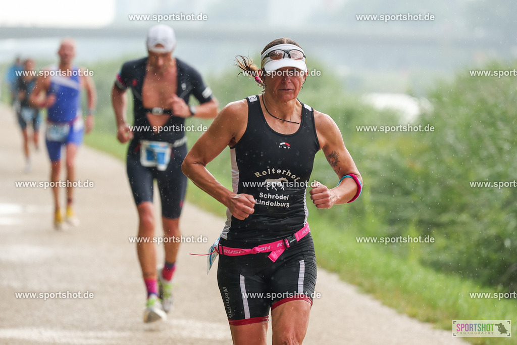 LUR_1257 | 34. M-net Erlanger Triathlon 2025 #erlangertriathlon  #mnettriathlon2025 #mnettriathlon #team #olympischedistanz #mitteldistanz #triathlon #maindonaukanal  #erlangertriathlon2025 #yourpictrs #tv1848 #tv1848erlangen  #triathlonbayern #sportinerlangen #demsportverbunden #sportshot_your_pictrs Copyright: www.sportshot.de