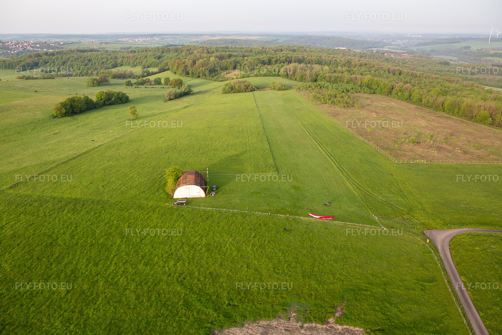 Vue aérienne: Plateforme L'Oiseau Blanc ULM à Achen dans le département Moselle, France. Photo: IMG_140523.jpg prise le 01/05/2024 par Werner Riehm/FLY-FOTO.eu – Résolution de l'original: 5028 x 3352 px