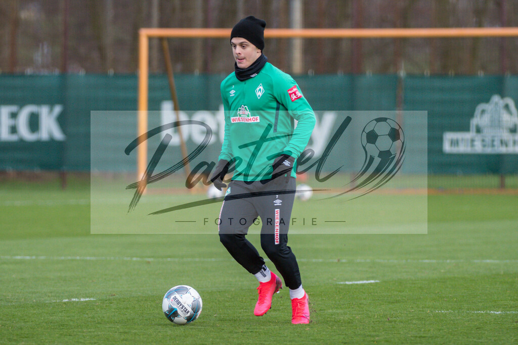 20200218_TRASVW_0087 | Fussball, Herren: Milot Rashica (Werder Bremen) in Aktion, am Ball, Einzelaktion waehrend der Trainingseinheit des SV Werder Bremen auf dem wohninvest Weserstadion Trainingsplatz am 18.02.2020 in Bremen, Deutschland. - Realisiert mit Pictrs.com