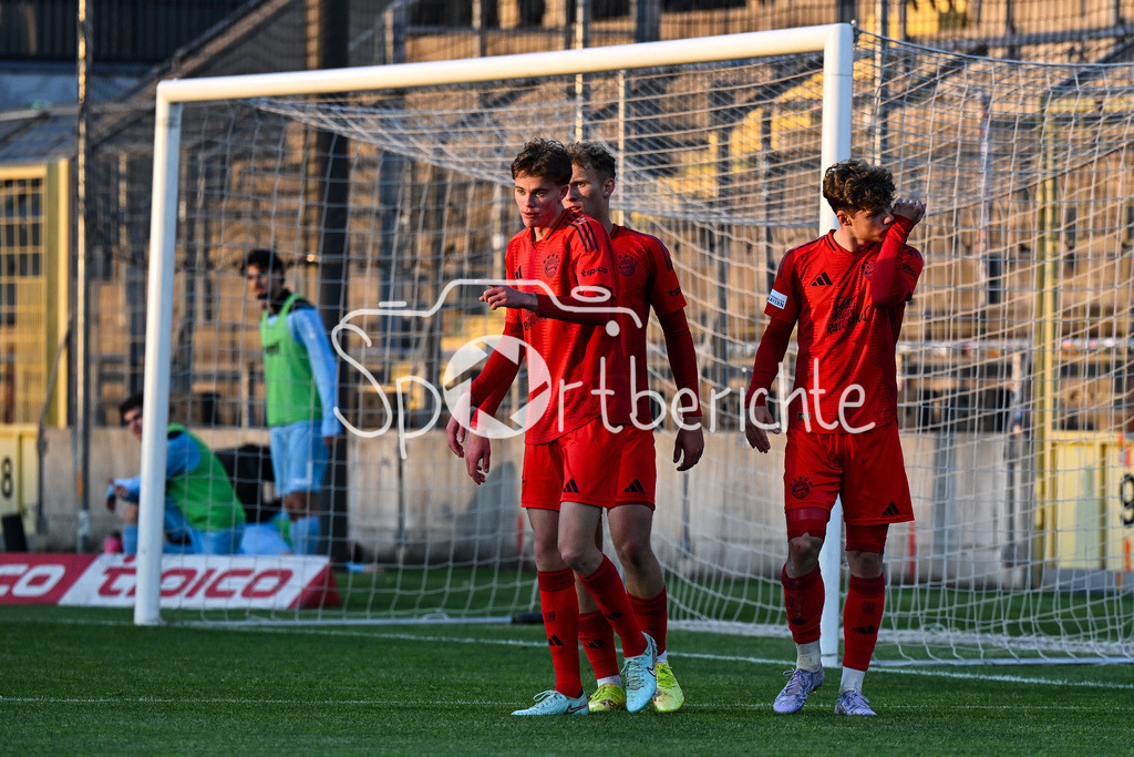 FC Bayern Amateure - Türkgücü München | Jubel der Bayern Amateure nach dem Treffer zum 4-0 durch Maximilian WAGNER (FC Bayern München II #11)  / Tor / Torschuetze / Freude / Happy / Regionalliga Bayern: FC Bayern Muenchen II - Tuerkguecue Muenchen, Gruenwalder Stadion am 09.05.2025