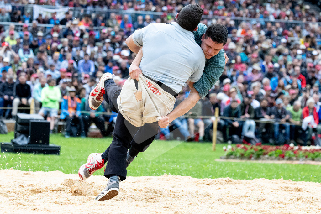 ESAF2025_01Gang_4494 | Die Schwinger des Schwyzer Kantonalen Schwingerverbandes: Fotos, die Dynamik und Leidenschaft festhalten, sowie emotionale Momente aus dem traditionellen Schwingsport zeigen. - Realisiert mit Pictrs.com