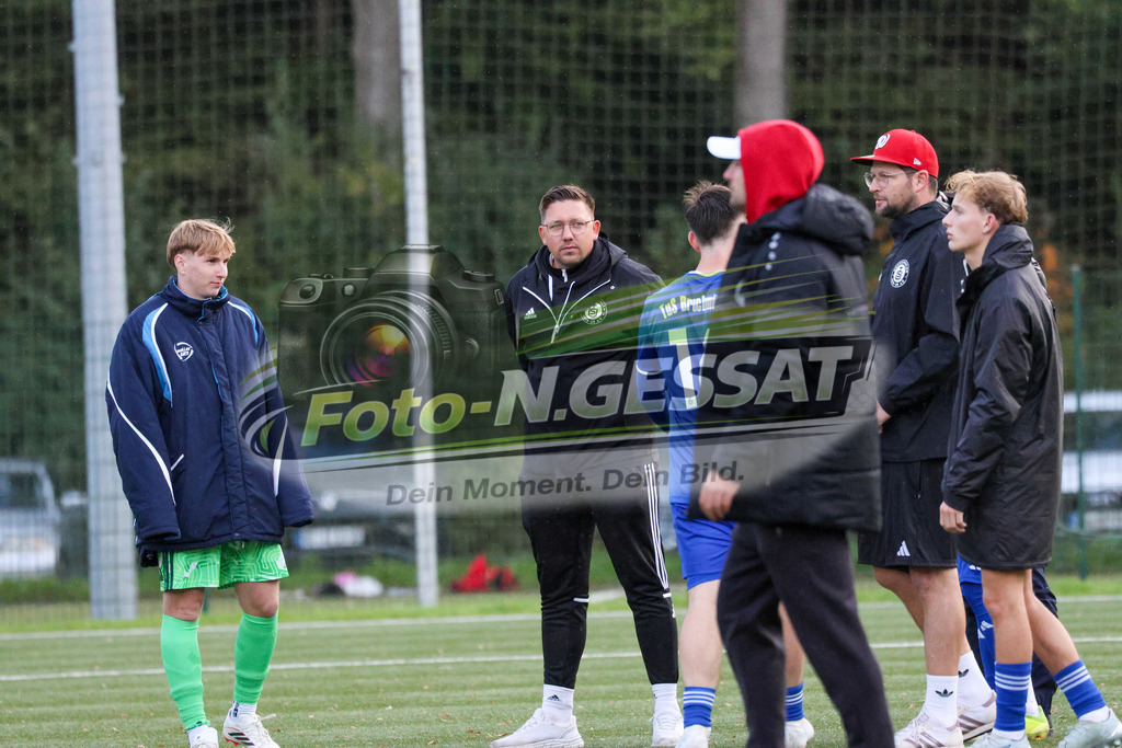 TuS Bruchmühlen - Bünder SV | Auf dem Bild zu sehen:  TuS Bruchmühlen Trainer Mitte: Silas Morgenroth TuS Bruchmühlen, Bünder SV, Saison 26/27, Kreisliga A, Bruchmühlen, Deutschland - Realisiert mit Pictrs.com