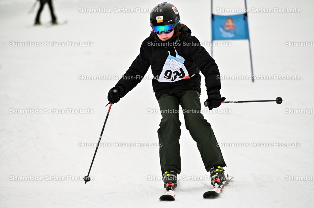 SRF_20.02.2026_1263 | Skirennfotos,Serfaus,Fiss,Ladis,Kinderskirennen,Winter,Tirol,Oberland,skirace,SFL,feelfree,weil wir's genießen,ski,Ski,skifahren,Sonnenplateau, - Realisiert mit Pictrs.com