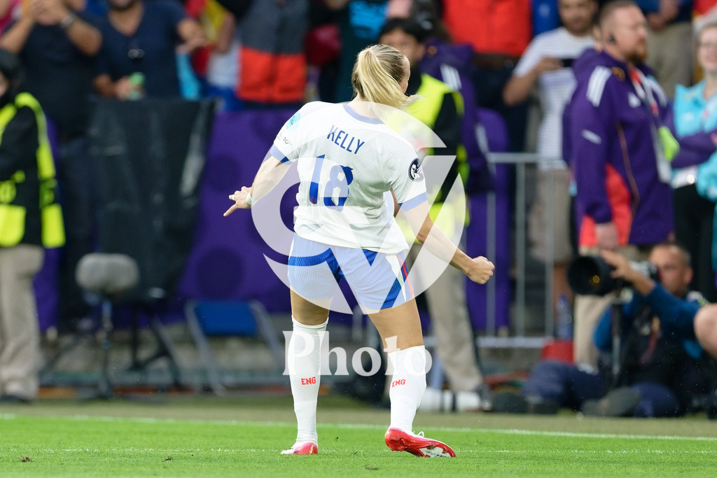 England v Spain - UEFA Women's EURO 2025 Final | BASEL, SWITZERLAND - JULY 27:  Chloe Kelly of England scores the last penalty and England wins WEURO 2025 during the UEFA Women's EURO 2025 Final match between England and Spain at St. Jakob-Park on July 27, 2025 in Basel, Switzerland. (Photo by Giuseppe Velletri/Sports Press Photo/Getty Images)