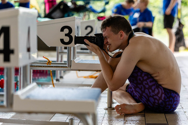 DLRG, Wettkampf, Rettungssport, Landesverbandsmeisterschaften 2026 13.06.2026 | Bedburg, Deutschland - June, 13: Leon Schiffer (stv. Leiter Ortsgruppenleiter DLRG Bedburg) dokumentiert die Landesverbandsmeisterschaften 2026 im MonteMare Bedburg. (Foto: Benedikt Lang (DLRG) - Realisiert mit Pictrs.com