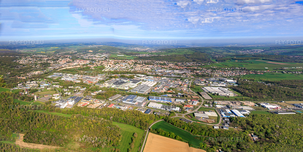 Vue aérienne: Panorama de la ville depuis le sud-est à le quartier Zone Industrielle du Grand Bois in Saargemünd dans le département Moselle, France.Photo: IMG_154586-Pano.jpg prise le 18/04/2026 par Werner Riehm/FLY-FOTO.euRésolution de l'original: 11031 x 5555 px