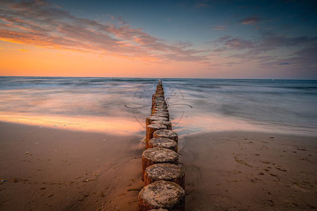 2026-08-06_20-49-53_000 | Buhnen verlaufen in die Ostsee bei Sonnenuntergang mit reflektierenden Farben im Wasser, Zempin, Usedom, Mecklenburg-Vorpommern, Deutschland - Realisiert mit Pictrs.com