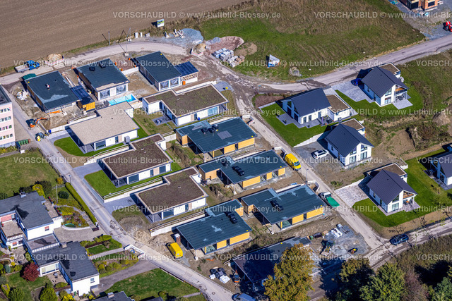 Schmallenberg220903712 | , Luftbild, Neubau Wohnsiedlung, EinfamilienhÃ¤user mit Flachdach, Breslauer StraÃŸe, Waldenburger StraÃŸe, Schmallenberg, Sauerland, Nordrhein-Westfalen, Deutschland