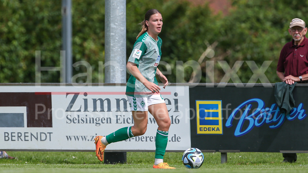 Fussball, Testspiel Frauen, 1. FC Union Berlin - SV Werder Bremen | v.li.: Juliane Wirtz (SV Werder Bremen, 28) Freisteller, Einzelbild, Ganzkörper, Aktion, Action, Spielszene
