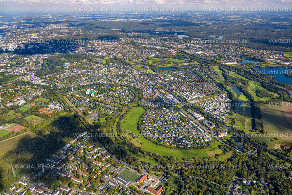 Duisburg241002431 | Luftbild, Wohngebiet Angerbogen, Am Alten Angerbach, halbkreisförmige Neubau-Wohnsiedlung, Gewerbegebiet mit Hotel Landhaus Milser, VBG-Bezirksverwaltung Duisburg, Xella International GmbH und Edeka E-Center Angerbogen, überdachter Bahnhof Angerbogen, hinten der Rahmer See und Golfplatz Golf and more, Huckingen, Duisburg, Ruhrgebiet, Nordrhein-Westfalen, Deutschland