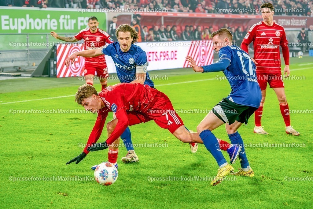 xKKUx16012601074 | 16.01.2026, xkkux, Fußball, Fortuna Düsseldorf - Arminia Bielefeld, 2. Fußball Bundesliga, Merkur Spiel-Arena, Saison 2025 2026: Luca Raimund (Fortuna Düsseldorf #07) im Zweikampf gegen  Mael Corboz (Arminia Bielefeld #06) Arne Sicker (Arminia Bielefeld #17)  DFB regulations prohibit any use of photographs as image sequences and or quasi-video.