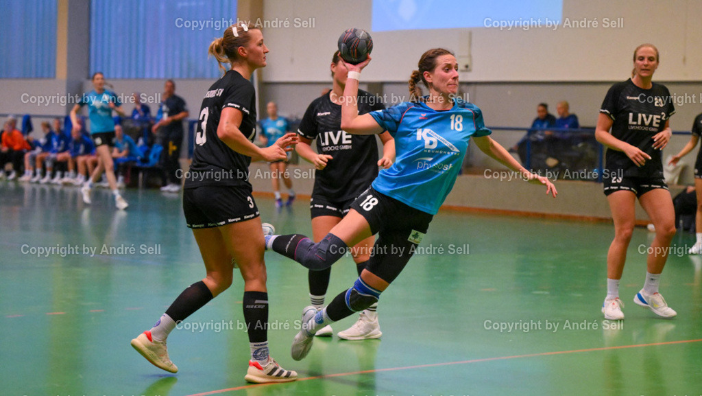 SG Wift vs Suchsdorfer SV | Catharina Haberland (Wift #18 trifft hier zum 14-14) / Merith Wagner  (Suchsdorf #3) &amp; Sophie Piel (Suchsdorf #17)Handball-Oberliga Schleswig-Holstein Frauen 2024/2025 / SG Wift vs Suchsdorfer SV / KSV-Halle / Neumünster / 10.11.24 - Realisiert mit Pictrs.com