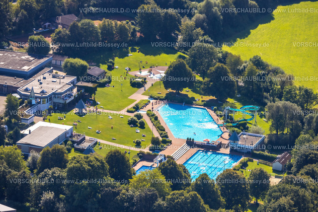 Heiligenhaus240813378 | Luftbild, Freibad und Hallenbad HeljensBad, Wasserrutsche, Liegewiese und Badegäste, Schulkinder beim Schwimmunterricht, Heiligenhaus, Ruhrgebiet, Nordrhein-Westfalen, Deutschland