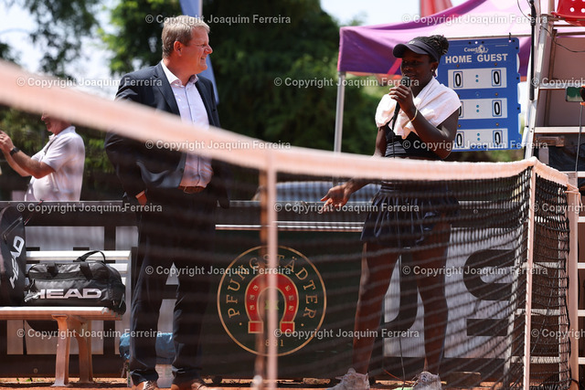 2024.07.20TennisFinaleDa_2146 Kopie | Darmstadt am 21. Juli 2024 xJFAx  48. Internationalen Damen-Tennisturnier des TCB 2000 Darmstadt Finale Angela FITA BOLUDA (ESP) vs Victoria MBOKO (CAN) Bild: v. li. Roland Ohnacker Turnierdirektor & 1. Vorsitzender TCB 2000 e.V. und Turniersiegerin Victoria MBOKO (CAN)  - Realisiert mit Pictrs.com
