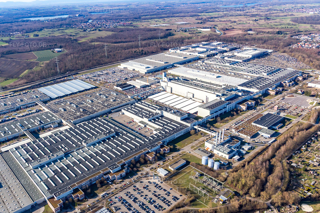 Luftbild: Fahrzeugbau- Werksgelände des Mercedes-Benz Werk Rastatt in Rastatt im Bundesland Baden-Württemberg in Deutschland. Foto: IMG_104876.jpg vom 14.03.2018 durch Werner Riehm/FLY-FOTO.de