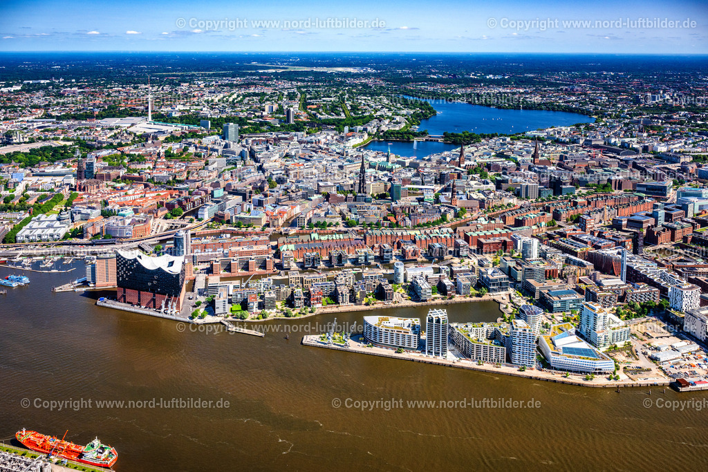 Hamburg_Elbphilharmonie_Hafencity_ELS_0416200625 | HAMBURG 01.07.2025 Elbphilharmonie am Ufer der Elbe in Hamburg. Das Konzerthaus- Gebäude im Stadtteil Hamburg-HafenCity befindet sich am Ufer der Elbe der Hansestadt. Weiterführende Informationen bei: BGT Bischoff Glastechnik AG,  Drees & Sommer SE,  Herzog & de Meuron,  IBB GmbH - Ingenieurbüro für Brandschutz von Bauarten,  Ingenieurbüro Dr. Siebert Büro für Bauwesen,  Quantum Immobilien AG,  ReGe Hamburg Projekt-Realisierungsgesellschaft mbH. // The Elbe Philharmonic Hall on the river bank of the Elbe in Hamburg. Further information at: BGT Bischoff Glastechnik AG,  Drees & Sommer SE,  Herzog & de Meuron,  IBB GmbH - Ingenieurbuero fuer Brandschutz von Bauarten,  Ingenieurbuero Dr. Siebert Buero fuer Bauwesen,  Quantum Immobilien AG,  ReGe Hamburg Projekt-Realisierungsgesellschaft mbH. Foto: Martin Elsen