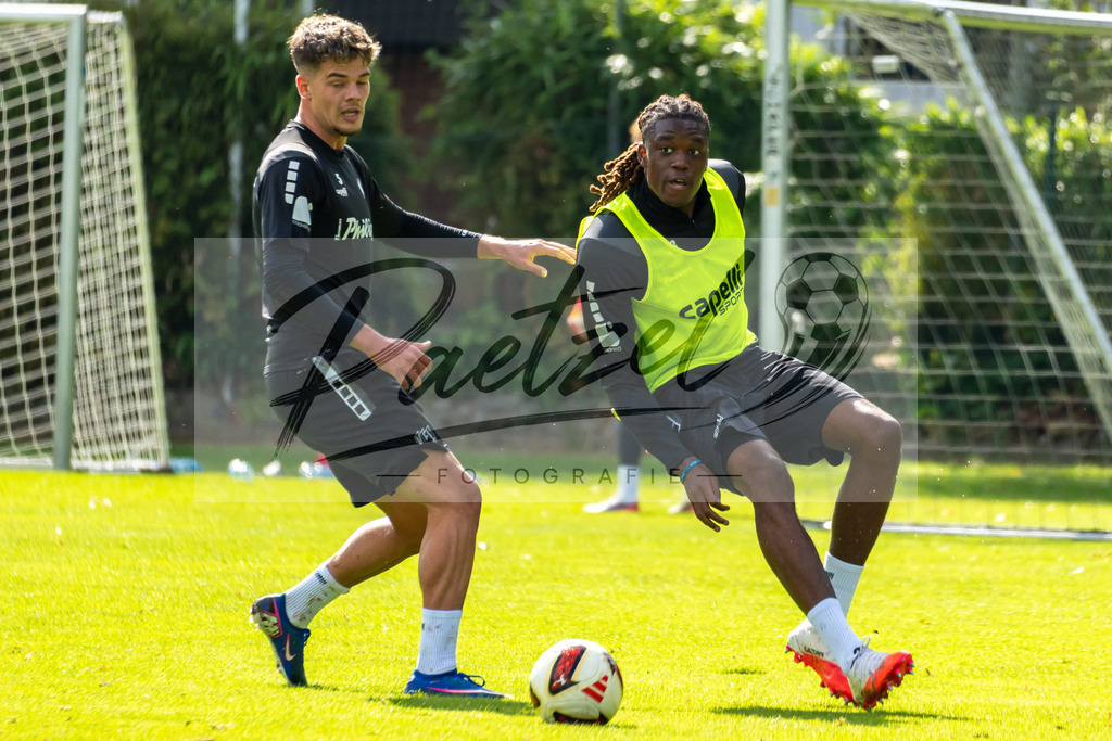 20260909_TRAOSN_0114 | Fußball, Herren: Jonathan Wensing (VfL Osnabrück) und Elias Bakatukanda (VfL Osnabrück) im Zweikampf beim Training des VfL Osnabrück am 09.09.2026 im Sportpark Illoshöhe in Osnabrück, Deutschland.(Foto von Nico Paetzel) - Realisiert mit Pictrs.com