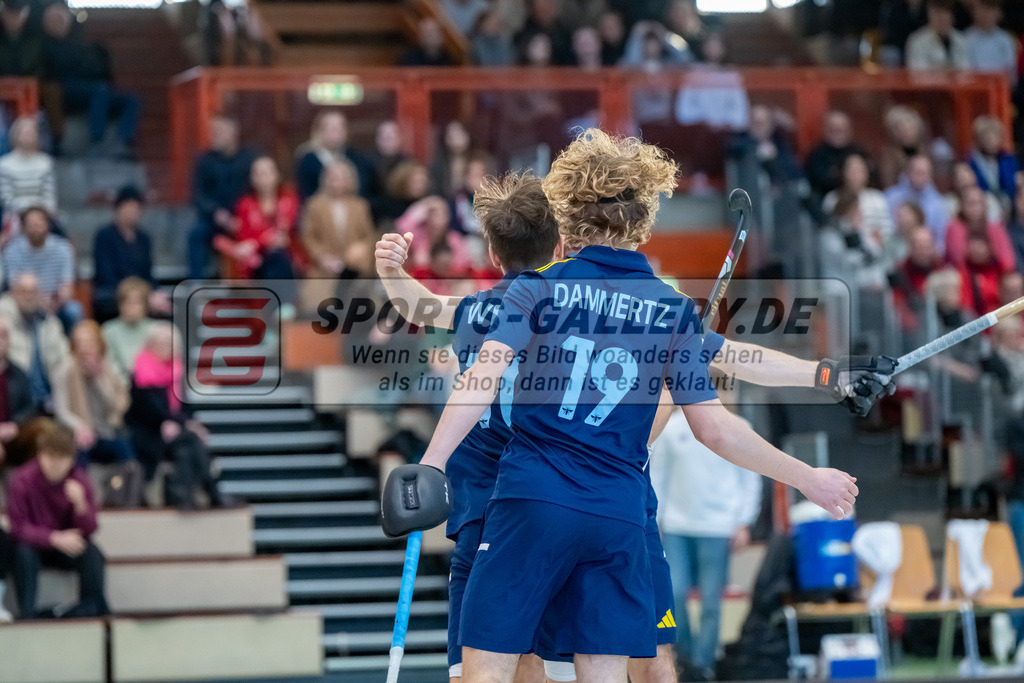 HK_20250118_101768 | 1/4 Finale 1. Bundesliga Halle Herren Crefelder HTC - Zehlendorfer Wespen am 18.1.2025 Halle Glockenspitz, Krefeld , Philip Wim Wever ( Zehlendorfer Wespen #10 ) , John Dammertz ( Zehlendorfer Wespen #19 )