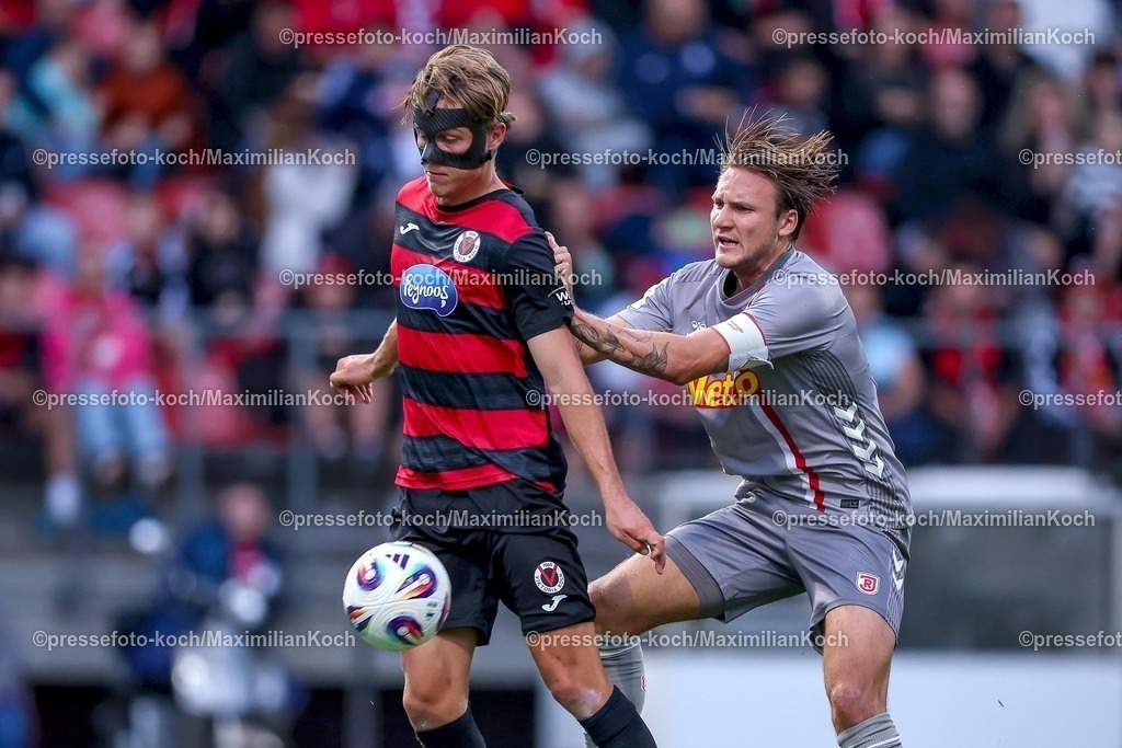 FCVK29082501046 | 29.08.2025, Fußball, FC Viktoria Köln – SSV Jahn Regensburg, 3.Liga, Sportpark Höhenberg, Saison 2025 2026: Tim Kloss&nbsp;(Viktoria Koeln #18) im Zweikampf gegen  Felix Strauss&nbsp;(Jahn Regensburg #04)  DFB regulations prohibit any use of photographs as image sequences and or quasi-video.