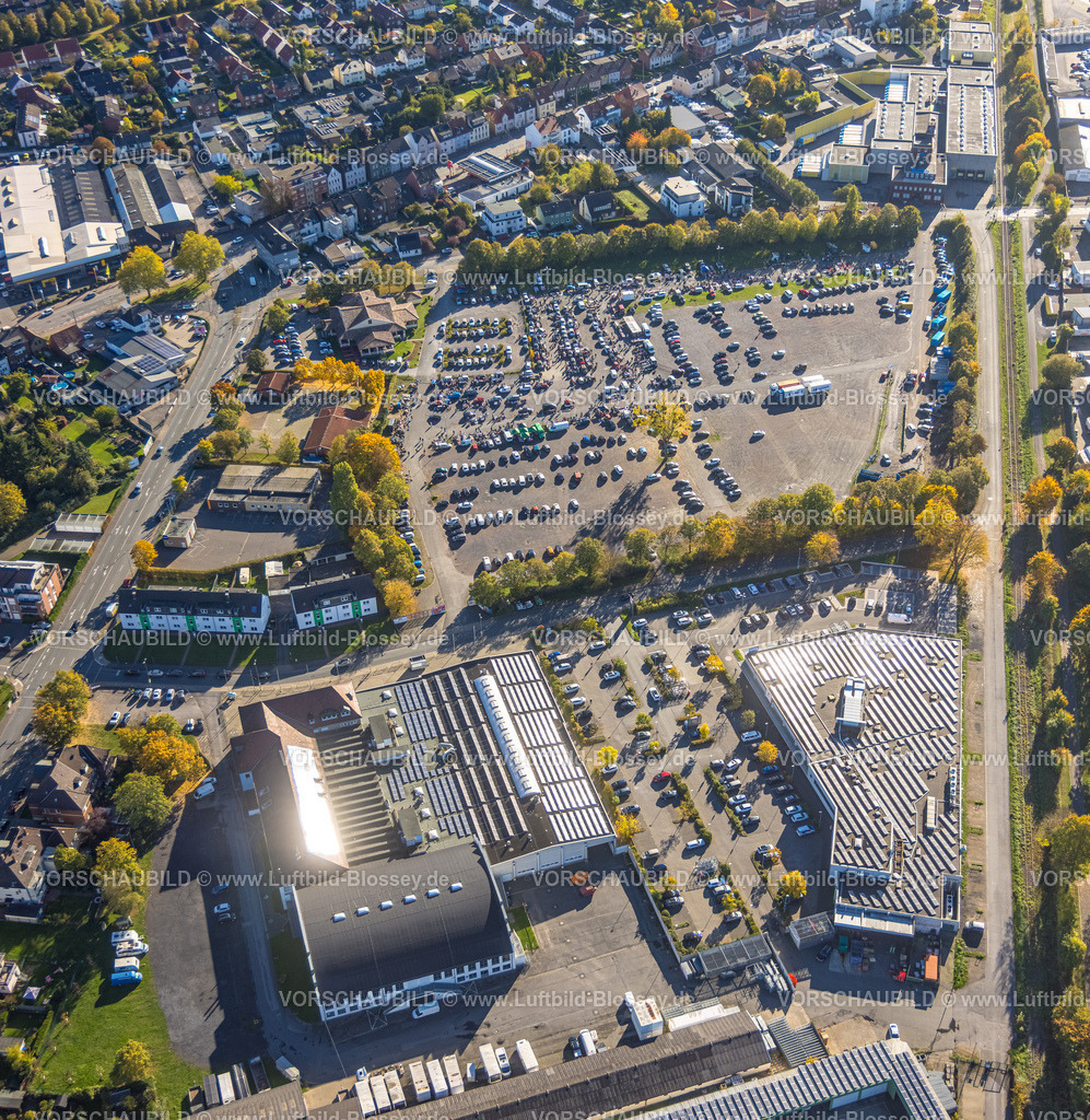 Hamm251001557-2 | Luftbild, Zentralhallen Veranstaltungsstätte und Kaufland Supermarkt, hmarkt Trödelmarkt auf dem Parkplatz  Zentralhallen Ökonomierat-Peitzmeier-Platz, Händler-PKW und Besucher, Mitte, Hamm, Ruhrgebiet, Nordrhein-Westfalen, Deutschland