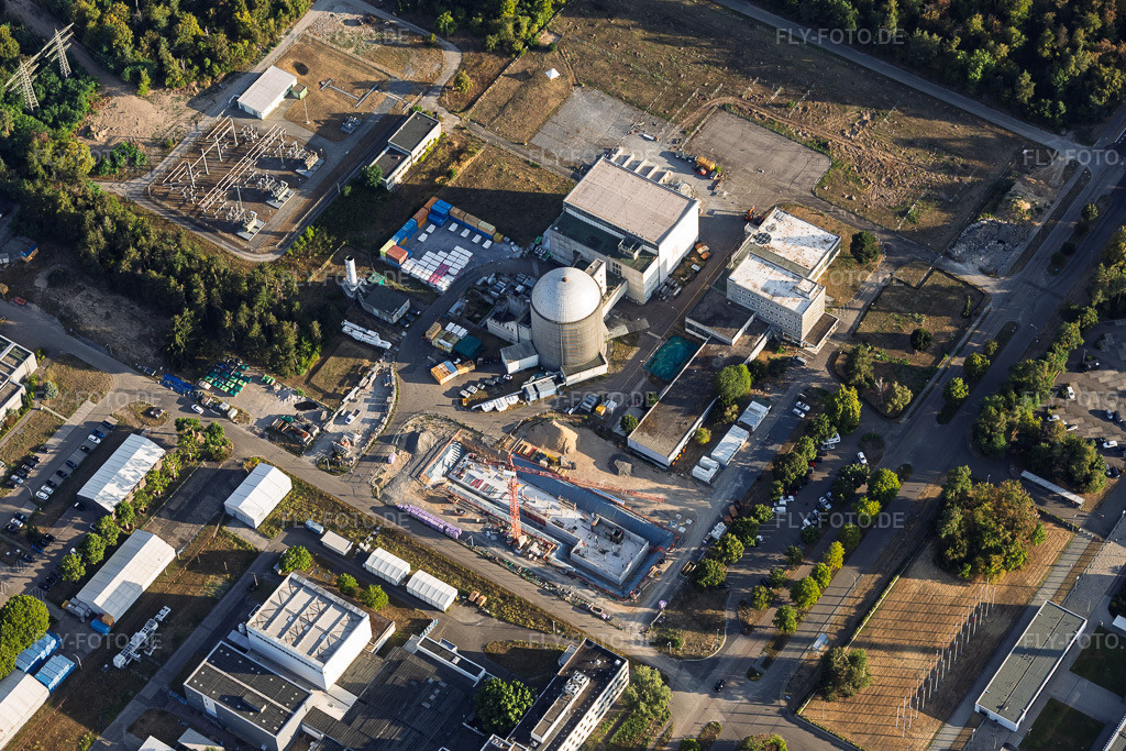 Luftbild: Karlsruhe Institut für Technologie - Campus Nord mit Mehrzweckforschungsreaktor Karlsruhe im Ortsteil Leopoldshafen in Eggenstein-Leopoldshafen im Bundesland Baden-Württemberg in Deutschland. – Foto: IMG_158403.jpg vom 06.08.2026 durch Werner Riehm/FLY-FOTO.de – Auflösung des Originals: 5488 x 3659 px – KIT - Karlsruher Institut für Technologie KIT
