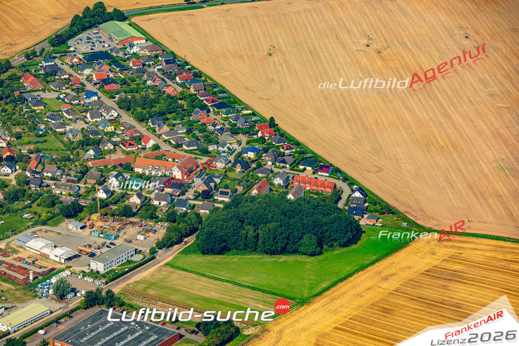 Stadt Leezen von Oben- Die Luftaufnahme wurde 2025 vom UL-Flugzeug heraus erstellt ( keine Drohnenaufnahme ) - Hochauflösende Luftaufnahme - für Wandbilder und großformatige Ausdrucke geeignet. Das besondere Geschenk!Hier alle&nbsp;Infos zur Lizenzierung der LuftaufnahmeWir fliegen auch dieses Jahr wieder in Ihre Region um Luftbilder zu erstellen.- Luftbild anfragen