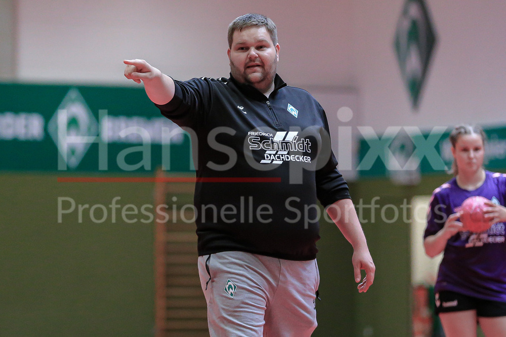 Handball, 2. Bundesliga Frauen, Training SV Werder Bremen | v.li.: Timm Dietrich (Trainer, Cheftrainer, SV Werder Bremen) gibt Anweisungen, gestikuliert, mit den Armen gestikulieren, Portrait, Nahaufnahme, Einzelfoto, Einzelbild