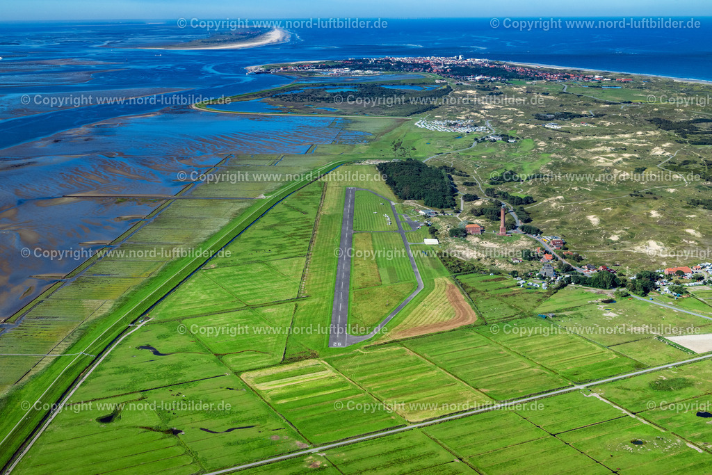 Norderney_Flugplatz_ELS_6877050923 | NORDERNEY 05.09.2023 Start- und Landebahn mit Rollfeldgelände vom Flugplatz  Norderney mit Dünenfläche auf der Insel Norderney im Bundesland Niedersachsen. // Runway with tarmac terrain of airfield with dune landscape on Norderney island in the state Lower Saxony. Foto: Martin Elsen