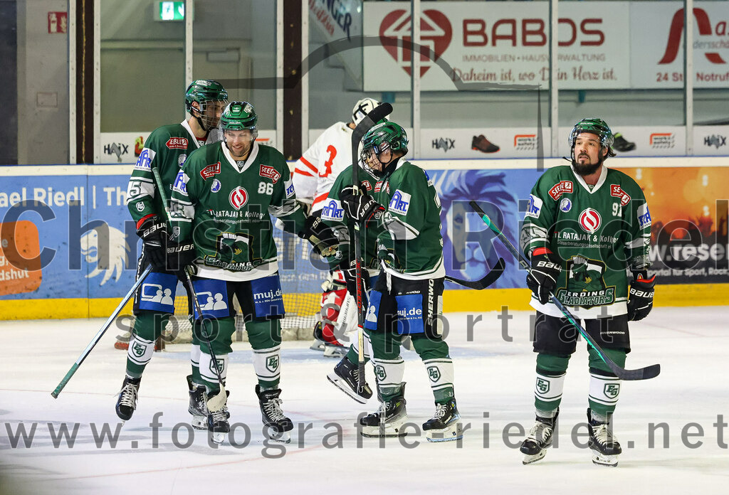 2023-09-10_128_TSV_Erding_gegen_EHC_Klostersee | Erding, Deutschland, 10.09.2023:
Eishockey, Bayernliga 2023 / 2024, Testspiel, TSV Erding gegen EHC Klostersee, Endergebnis: 10:1

Jubel nach dem 4:0
Michael Trox (Erding Gladiators, #86), Erik Modlmayr (Erding Gladiators, #21), Rudolf Lorenz (Erding Gladiators, #91)

Foto: Christian Riedel / fotografie-riedel.net
