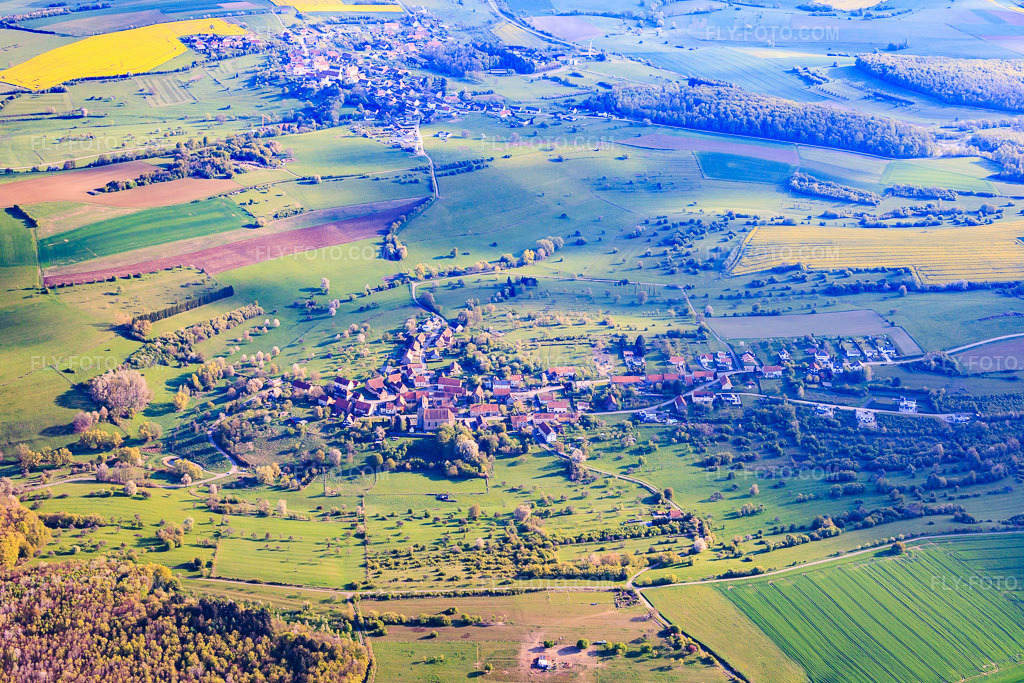 Aerial view: View of the town from the southwest in Loutzviller in the state Moselle, France. – Photo: IMG_154858.jpg taken on 04/18/2026 by Werner Riehm/FLY-FOTO.com – Resolution of the original: 5827 x 3885 px