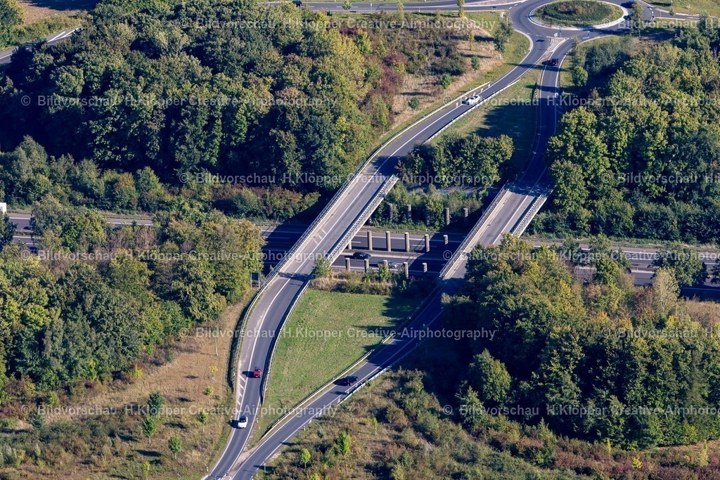 Lufbilder Jülich-5884 | Streckenführung und Fahrspuren im Verlauf der Autobahn- Brücke der BAB A" 44 /B56 " an der Straße A44 in Jülich im Bundesland Nordrhein-Westfalen, Deutschland - Realisiert mit Pictrs.com