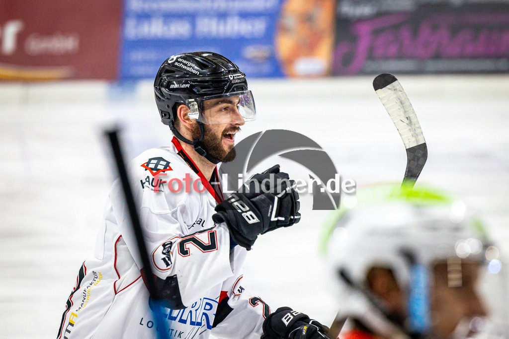 Spiel 3 Finale TSV Peißenberg Miners vs EHC Königsbrunn | Eishockey Bayernliga Playoffs 2023/2024, Spiel 3 Finale TSV Peißenberg Miners vs EHC Königsbrunn, 20240328,
Torjubel Mika REUTER (EHC 28),
2024-03-28 in Peißenberg (Eisstadion)
28 Mika REUTER (EHC 28)
Copyright: WolfgangxLindner foto-lindner.de