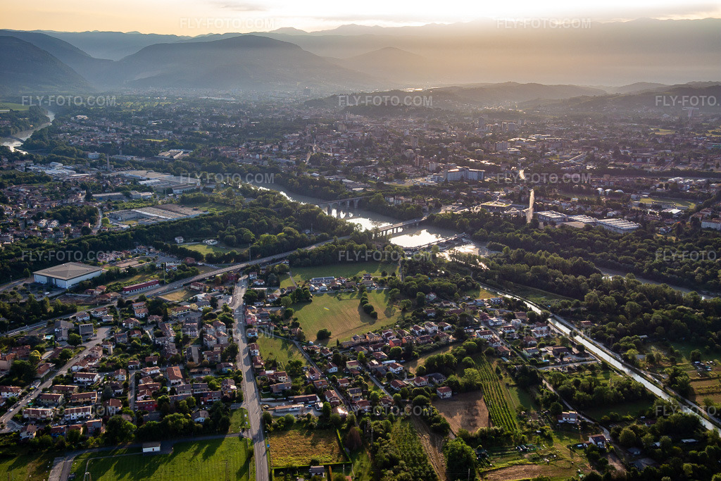 Aerial view: Three bridges over the Isonzo in Gorizia in the state Gorizia, Italy. – Photo: IMG_137603.jpg taken on 07/16/2023 by Werner Riehm/FLY-FOTO.com – Resolution of the original: 5472 x 3648 px