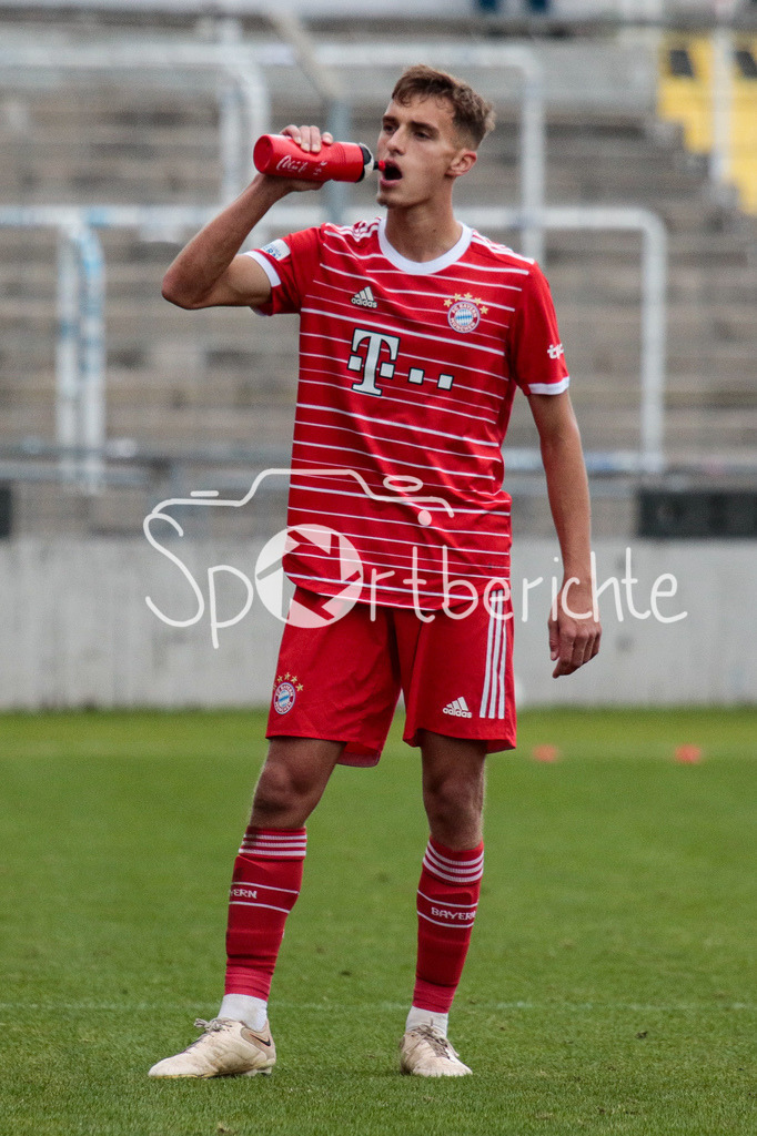FC Bayern Amateure - FC Wuerzburger Kickers | Justian JANITZEK (FCB #15) in Aktion