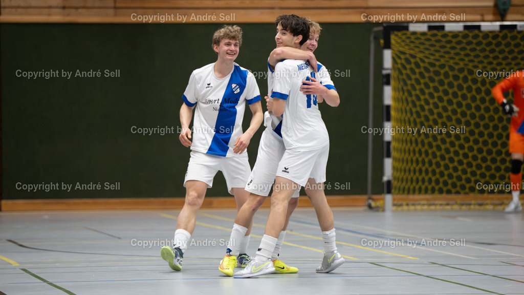 20250118_7486 | 21. A-Jugend-Turnier des VfR Neumünster um den KulturLokschuppen-Pokal 2025, Finale - Niendorfer TSV (weiss) vs. JFV A/O/B/H/H U19 (schwarz), Jubel über den entscheidenden Finaltreffer bei Jesse Petri (Niendorf #15) &amp; Janosch Obertreis (Niendorf #8) &amp; Lennard Heiduck (Niendorf #10) - Realisiert mit Pictrs.com