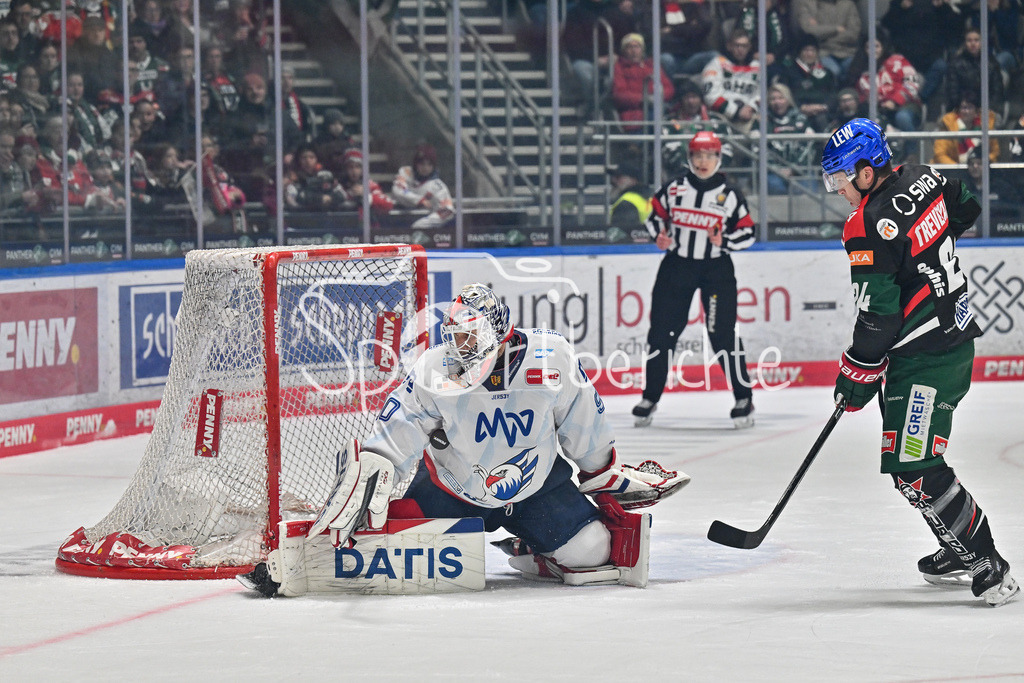 Augsburger Panther - Adler Mannheim | Felix BRUECKMANN (Adler Mannheim 90) ist in dieser Szene vor T. J. TREVELYAN (Augsburger Panther #24) am Puck / DEL: Augsburger Panther - Adler Mannheim, Curt Frenzel Stadion am 26.12.2024
