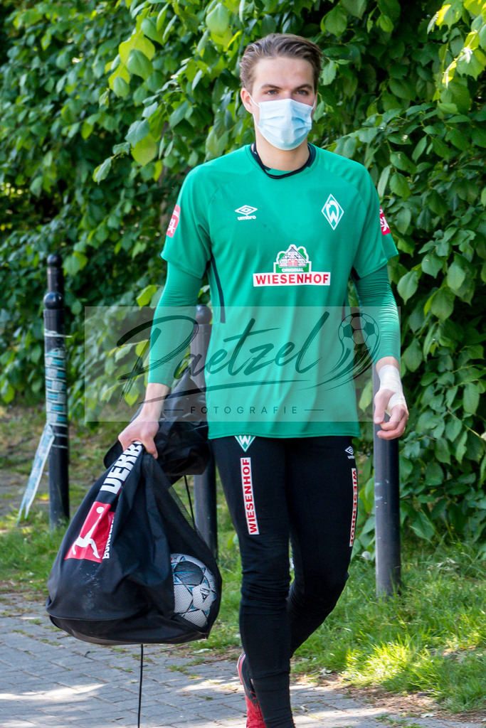TRASVW20200521_0100 | Fussball, Herren: Luca Plogmann (Werder Bremen) schaut auf dem Weg in die Kabine vom Trainingsplatz am 21.05.2020 in Bremen, Deutschland. - Realisiert mit Pictrs.com