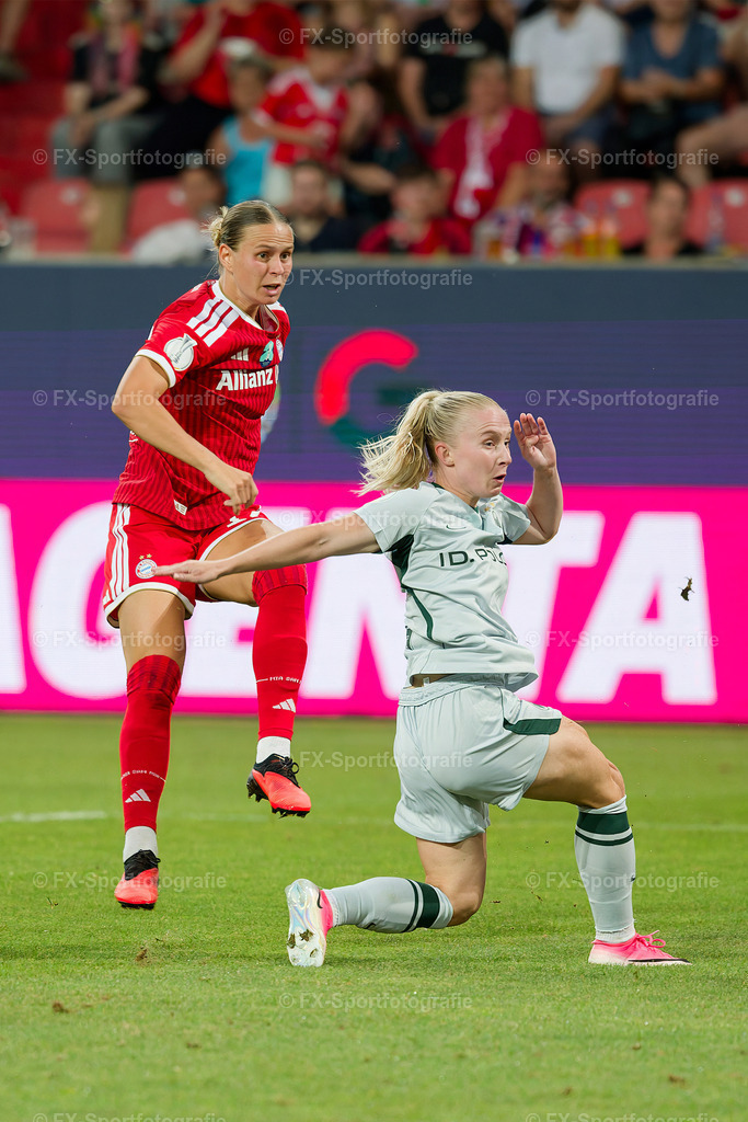 Supercup-Frauen-Bayern-Muenchen-vs-VfL-Wolfsburg 052 | Sportfotos und Eventgalerien von FX-Sportfotografie. Bilder von Fußball, Vereinsveranstaltungen und Events direkt ansehen und als Download bestellen. - Realisiert mit Pictrs.com