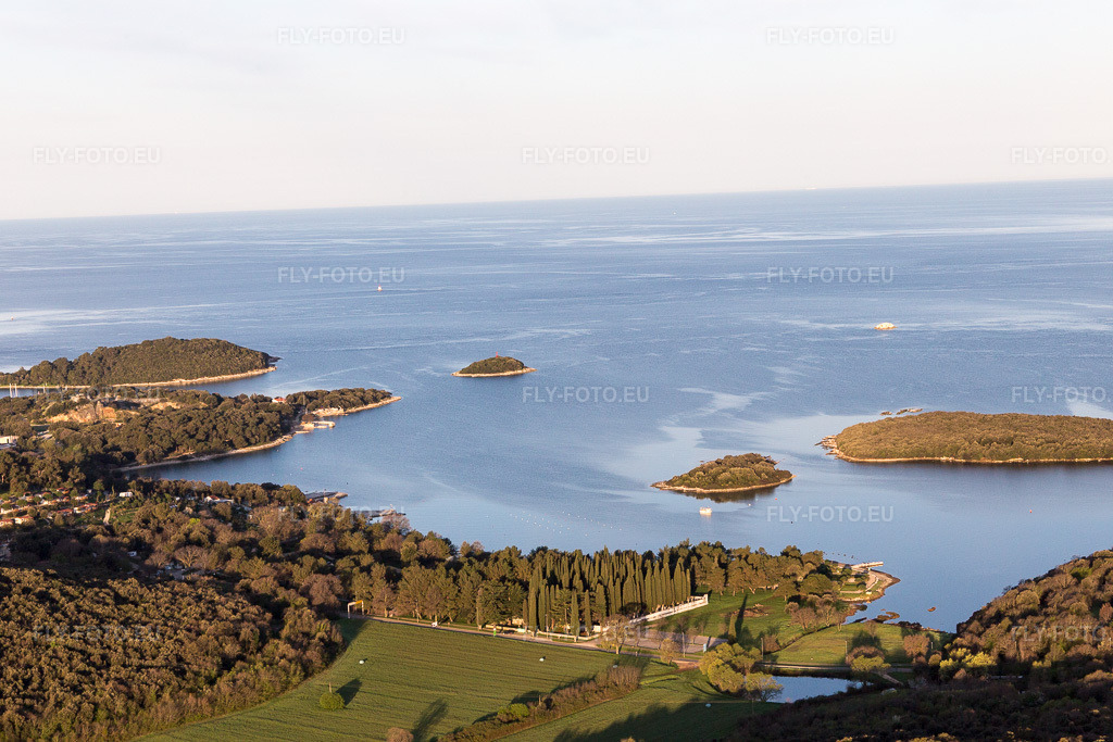 Vue aérienne: Vue de la ville à Stancija Valkanela dans le département Gespanschaft Istrien, Croatie. Photo: IMG_106225.jpg prise le 14/04/2018 par Werner Riehm/FLY-FOTO.eu – Résolution de l'original: 5472 x 3648 px
