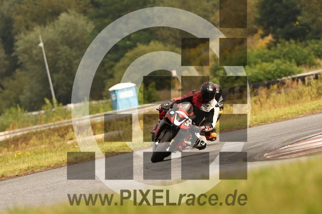 0259-20250908_11392 | Schöne Erinnerungen an spannende Momente - das festzuhalten ist unser Job. PIXELrace.de ist seit 2003 auf den Rennstrecken Europas unterwegs um die Action draußen beim Fahren und die wunderbare Stimmung imm Fahrerlager für euch einzufangen.