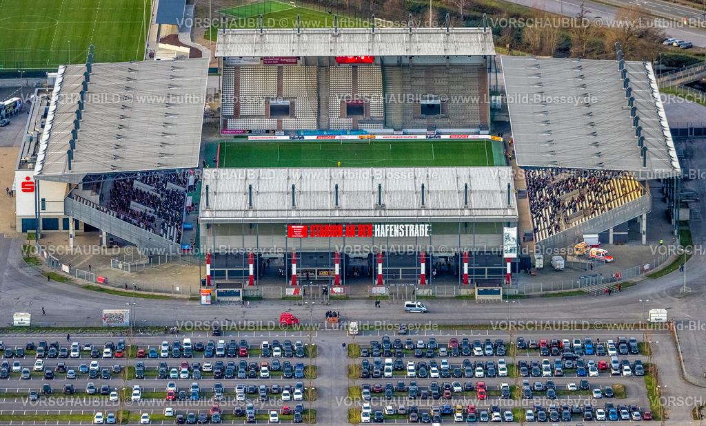 Essen230101510 | Luftbild, Stadion an der Hafenstraße, Fußballstadion Rot-Weiss Essen, Testspiel gegen Gornik Zabrze (1:3) Bergeborbeck, Essen, Ruhrgebiet, Nordrhein-Westfalen, Deutschland