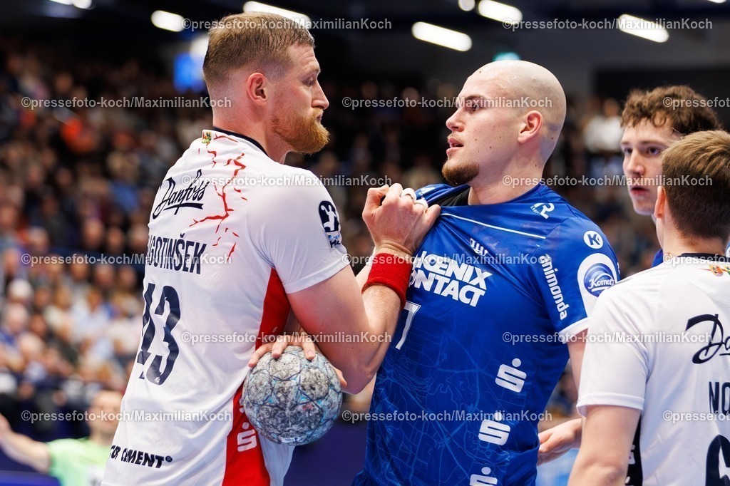 xKWIx04122501020 | 04.12.2025, xKWIx, Handball, Bundesliga, TBV Lemgo Lippe - SG Flensburg-Handewitt, PHOENIX CONTACT arena: Jan Mudrow (TBV Lemgo Lippe #7) im Griff bei Blaž Blagotinšek (SG Flensburg-Handewitt #43) Photo: xKamilxWilkowskixPressefotoKochx